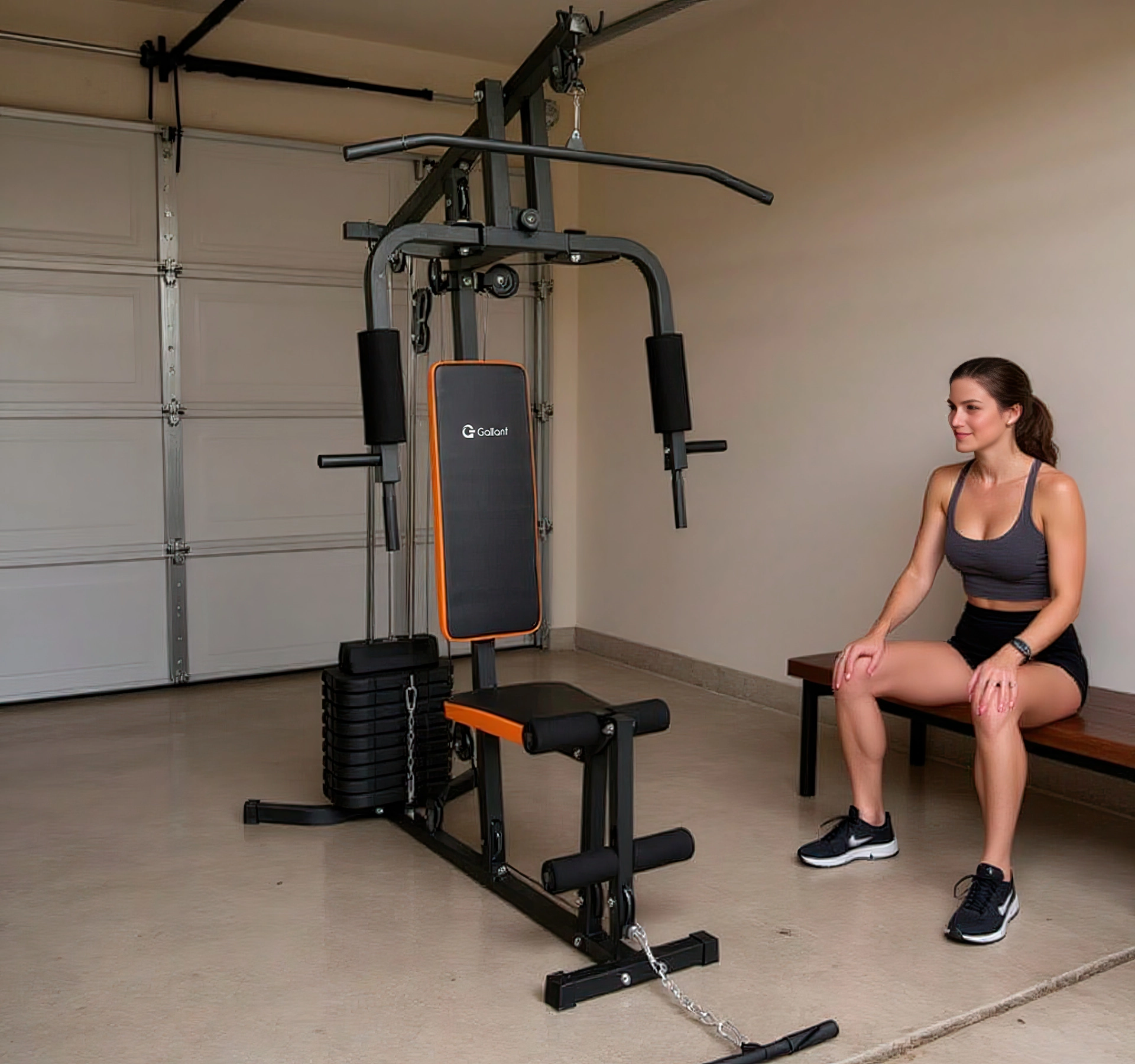 Mulher sentada ao lado da Estação de Musculação 45kg da Gallant